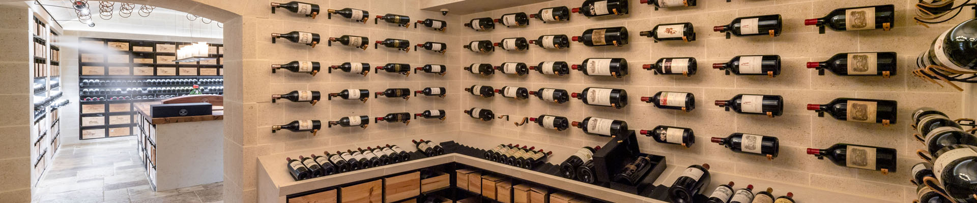 Weinkeller des Hotels Einsteins mit Flaschen an den Wänden. Unsichtbare Kühlung